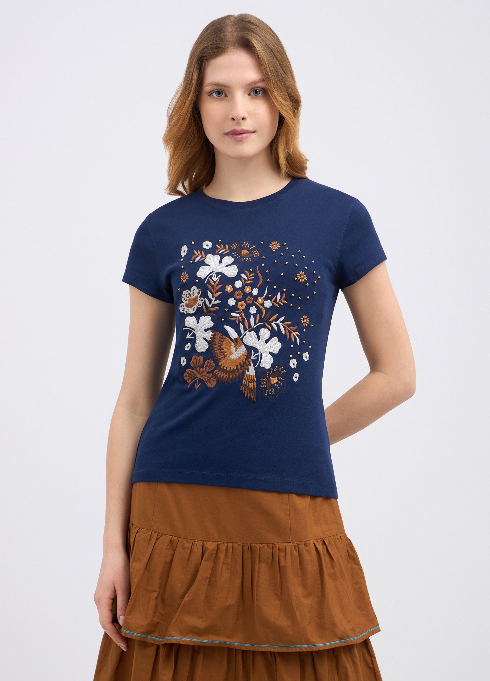 T-shirt in cotone con ricami ed applicazioni donna_0