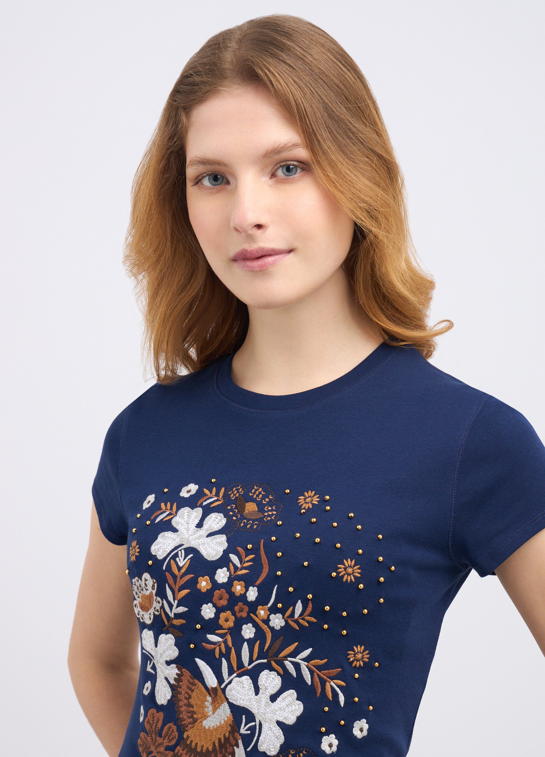 T-shirt in cotone con ricami ed applicazioni donna_2